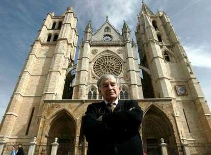 El poeta Antonio Gamoneda, delante de la catedral de León.