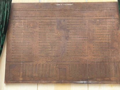 Una imagen de la placa en honor a las víctimas de la toma al Palacio de Justicia.