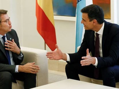 El presidente del Gobierno Pedro Sánchez, durante su encuentro con el presidente de la Xunta, Alberto Núñez Feijóo en el Palacio de la Moncloa.