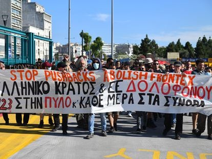Un grupo de manifestantes sostiene una pancarta durante una protesta tras el mortal naufragio, en El Pireo (Grecia), el 18 de junio de 2023.