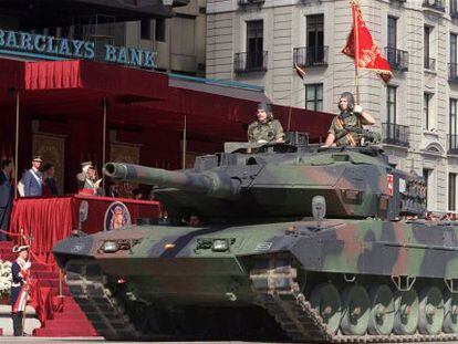 Carro de combate Leopard, durante el desfile del Doce de Octubre de 2002, que fue prestado a España para esta parada.