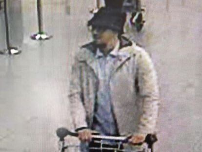 Imagen del tercer terrorista del aeropuerto de Bruselas, identificado como Mohamed Abrini.