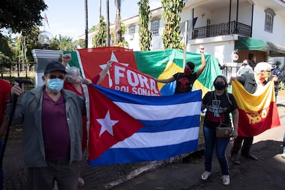 Un grupo de brasileños y cubanos realiza una manifestación el pasado martes, 13 de julio, frente a la embajada de Cuba, en favor del presidente cubano, Miguel Díaz-Canel.