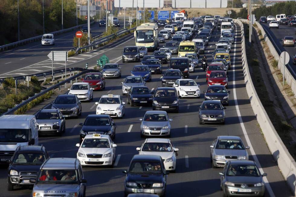 Atasco de tráfico en la M-40 (Madrid) en la operación salida del puente de Todos los Santos de 2016.