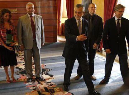 De izquierda a derecha, Montero, Shomi Bhattacharda, Griñán, Joaquín Dopazo y Guillermo Antiñolo, ayer, en el Parlamento.