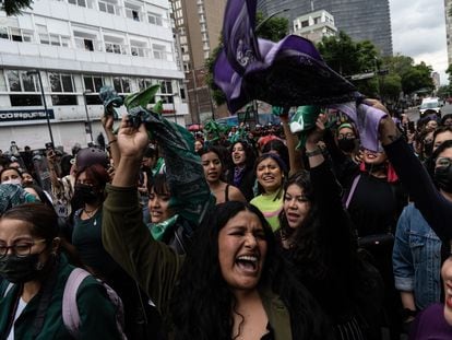 Mujeres recorren la Av. Juárez, frente a la Alameda Central durante la marcha de este miércoles.