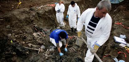 Los forenses continúan trabajando en el 'valle de la muerte'