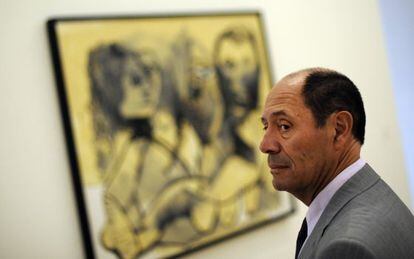 Claude Picasso, ante la obra 'Tres personajes'.
