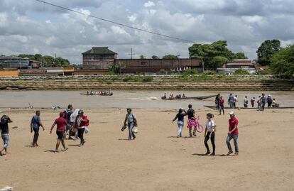 Migrantes venezolanos cruzan la frontera al departamento colombiano de Arauca.
