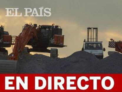 El equipo de rescate logra concluir el entubado del túnel. Cuenta atrás para que los mineros de la brigada de salvamento bajen para excavar a mano un galería hasta donde se cree que está el menor