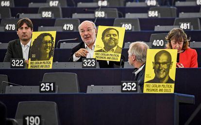 Eurodiputados muestran carteles en apoyo a líderes independentistas catalanes durante la intervención del presidente del gobierno de España, Pedro Sánchez, en el Parlamento Europeo en Estrasburgo (Francia).