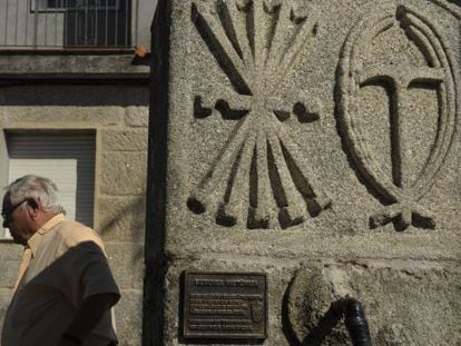 Fuente con el símbolo de la Falange y la nueva placa en Amoeiro (Ourense)