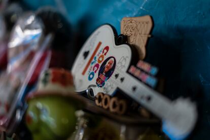 Un llavero con forma de la guitarra de la película Coco y la imagen de Salud Ramírez.