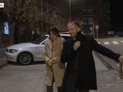 Xavier Novell y Sílvia Caballol ayer en Súria en una imagen de TV-3.