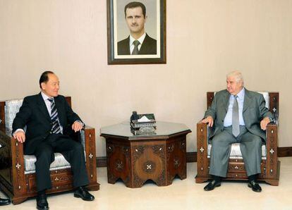 El enviado especial de China para Oriente Próximo, Wu Sike, con el canciller sirio Walid al-Moallem en una imagen cedida por la agencia oficial siria.