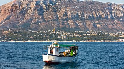 Un barco de pesca en las costas de Dènia (Alicante), en una foto de archivo.