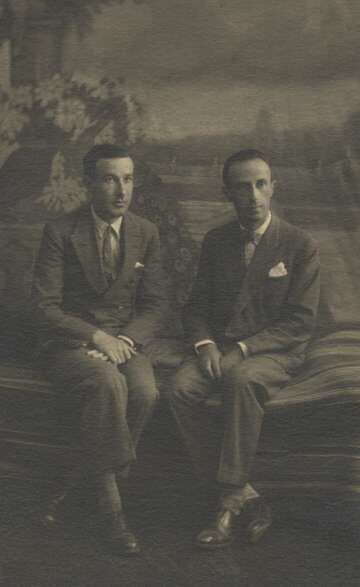 Gerardo Diego (izquierda) y Juan Larrea.
