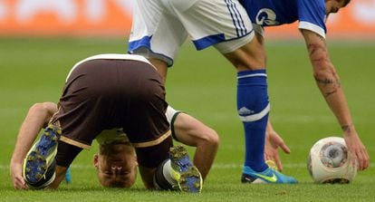 Arjen Robben se duele en el suelo tras una acción en el partido contra el Schalke.