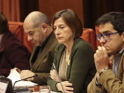 Carme Forcadell (c.) preside la diputación permanente del Parlament.