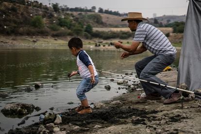 Un hombre está pescando en el lago Madin, México, este martes.
