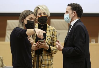 The Junts spokesperson in Congress, Miriam Nogueras (on the left), the Deputy Secretary General for Citizens, Edmundo Bal, and the deputy of Vox Inés María Cañizares, talk in the Budget committee of Congress.