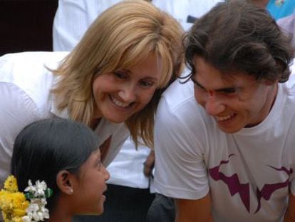 Rafa Nadal y su madre, Ana Mar&iacute;a Parera, con una ni&ntilde;a de su fundaci&oacute;n.