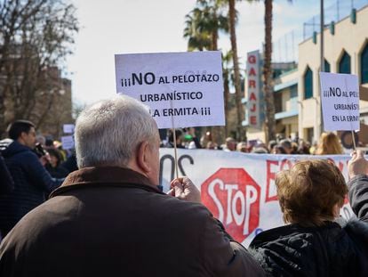 Manifestación de los sindicatos de inquilinos en un barrio de Madrid, el 26 de febrero.