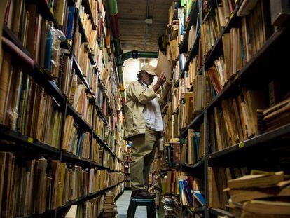 Un hombre en la librería La Gran Pulpería del Libro Venezolano, en Caracas.