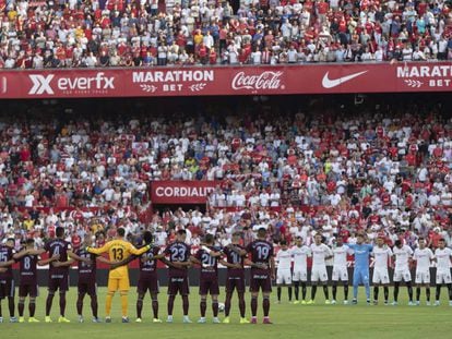 Los jugadores de Sevilla y Celta guradan un minuto de silencio en memoria de la hija de Luis Enrique y José Antonio Reyes.