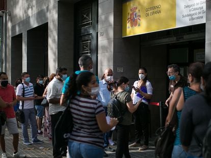 Cola de personas en las puertas de la oficina de Extranjería, en Barcelona.