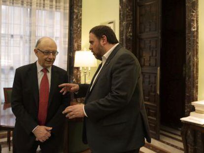 El vicepresidente de la Generalitat de Catalu&ntilde;a, Oriol Junqueras, junto al ministro de Hacienda, Crist&oacute;bal Montoro, en la reuni&oacute;n que mantuvieron el pasado 19 de marzo. 