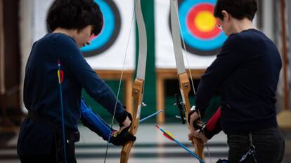 Dos pacientes de cáncer de mama practican tiro con arco en el Sporting Club Casino de A Coruña.