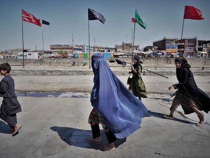 Un grupo de niñas durante la celebración de la Ashura, fiesta chií, junto a una mezquita de Kabul, el pasado 8 de agosto.