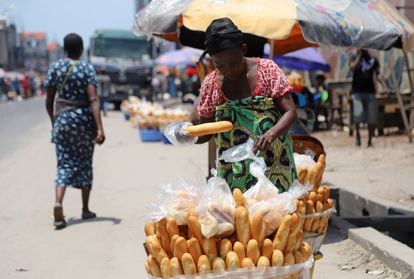 Una mujer congoleña vende pan en Kinshasa, República Democrática del Congo, en marzo de 2020.