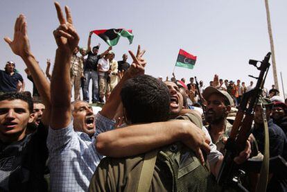 Soldados rebeldes celebran la decisión del Gobierno interino de negociar con los líderes tribales la rendición de la ciudad de Bani Walid.