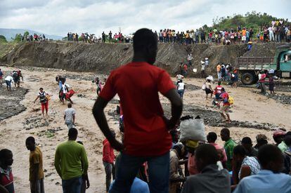 Haitians creuen el riu La Diguea Petit Goave que es va esfondrar per les fortes pluges de l'huracà.