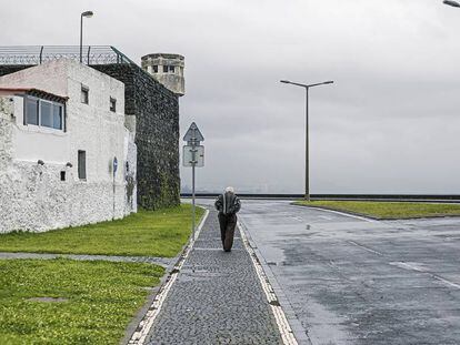 El muro de la cárcel de Ponta Delgada que saltó Quinzi, el único detenido por los hechos, antes de huir en moto. Después de la hazaña se reforzaron las paredes con alambre de espino, tal y como se aprecia en la imagen. Pincha en la imagen para ver el tráiler del documental.