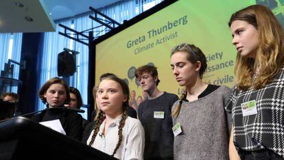 Greta Thunberg, flanqueada por las líderes estudiantiles belgas, en Bruselas este jueves. 