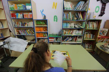 Una estudiante se refresca con un abanico de papel en un colegio de la Comunidad de Madrid.