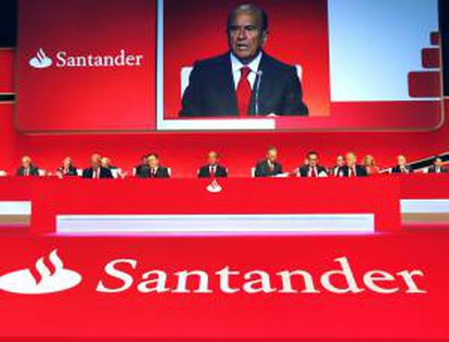Vista de la tribuna de presidencia de la Junta General de Accionistas del Banco Santander, con sus consejeros, el 30 de marzo de 2012. EFE/Archivo