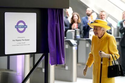 La reina Isabel II, en su visita a la nueva línea del metro de Londres que lleva su nombre, este martes.