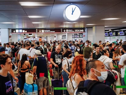 Centenares de pasajeros esperan en los mostradores de facturación en la Terminal 1 del aeropuerto de Barajas, este viernes.