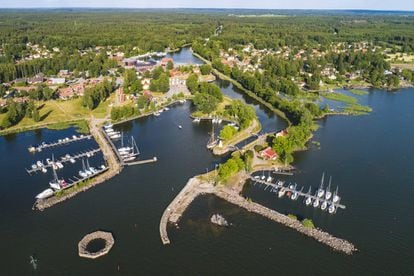 ¿Una maravilla que nadie conoce? No exactamente. De hecho, la oferta de actividades recreativas de este canal del sur de Suecia es fantástica. El <a href="https://www.vastsverige.com/en/" target="_blank">Canal Göta</a>, calificado de “obra pública sueca del milenio”, conecta, con sus 190 kilómetros, 58 esclusas y 50 puentes, el mar Báltico con los lagos Vättern y Vänern, dos de los mayores de Suecia. La travesía en uno de los antiguos barcos que ofrecen cruceros es grata y cómoda, y también puede ponerse uno mismo al timón en un velero alquilado. Y en las riberas, una naturaleza increíble y unos pueblos preciosos.