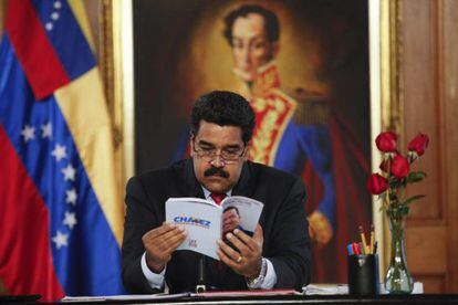 Maduro lee algunas de las propuestas de su predecesor, Hugo Ch&aacute;vez, durante su anuncio. 