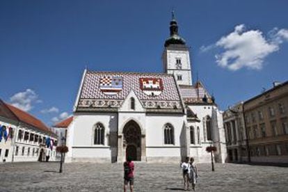 Turistas ante la iglesia de San Marcos, en Zagreb.