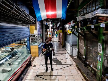 Un trabajador desinfecta el mercado central en San José, Costa Rica.
