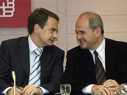 El secretario general del PSOE, José Luis Rodríguez Zapatero, con el presidente del partido, Manuel Chaves, ayer en la reunión de la ejecutiva.