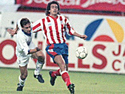 Juanma López, del Atlético de Madrid, lucha por un balón en un encuentro en 1993.