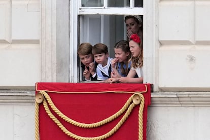 Los niños de la familia real británica observan el desfile desde una de las ventanas del Palacio de Buckingham. De izquierda a derecha están los tres hijos de Guillermo de Inglaterra y Kate Middleton: Jorge, Luis y Carlota; junto a ellos, Mia Tindall (hija de Zara y Mike Tindall, nieta de la princesa Ana). Sobre ellos, en segundo plano, está Beatriz de York, hija de Andrés de Inglaterra y también nieta de la reina.