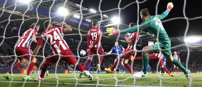 Vardy marca el gol del empate del Leicester.